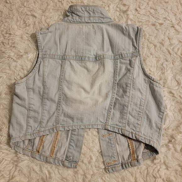 ✨️2/$20 Light Wash Button Up Denim Vest (Juniors Large) - Picture 3 of 3